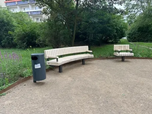 Leipzig Dölziger Weg Bänke Tisch und Stuhl Accoya 5 Parkbank Rundbank Grijsen Stadtmobiliar