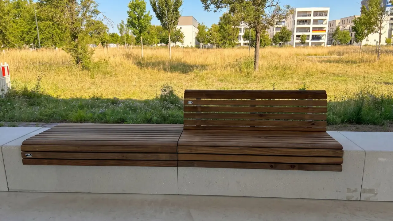 Bankauflage behandelte Douglasie mit Rückenlehne auf Beton Grijsen Stadtmobiliar 2