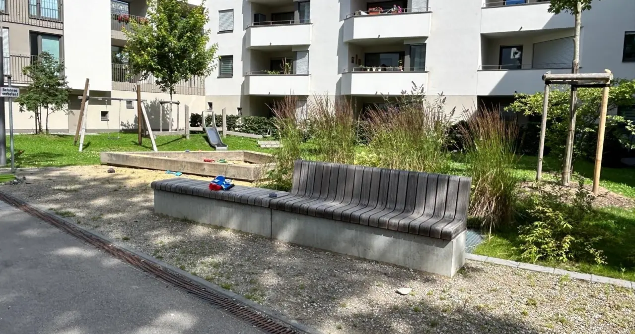 Memmingen Grid Fahrradbügel Cubic Grijsen 7 Holzauflage Grijsen Stadtmobiliar