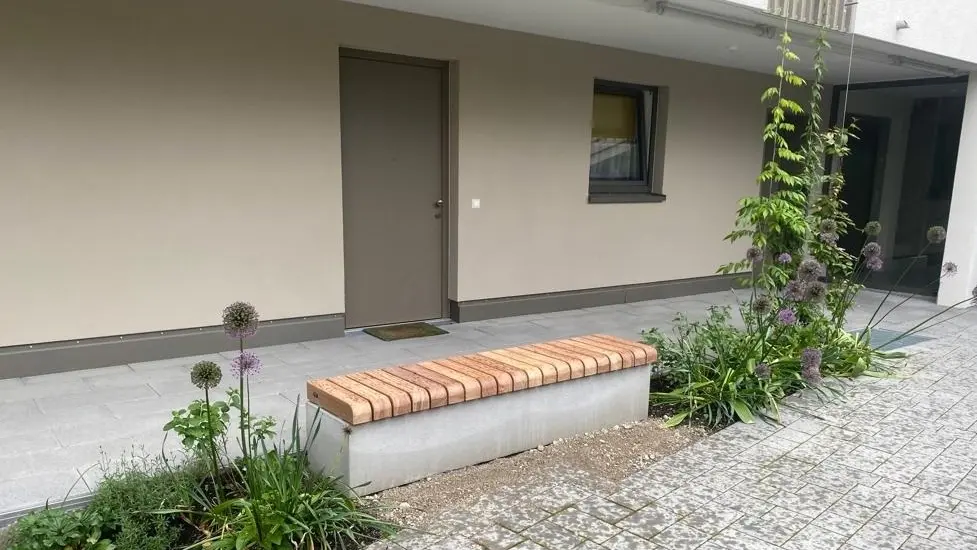 BV Memmingen GRID Elemente Bankauflage und Fahrradständer Cubic Grijsen 1 Grijsen Stadtmobiliar