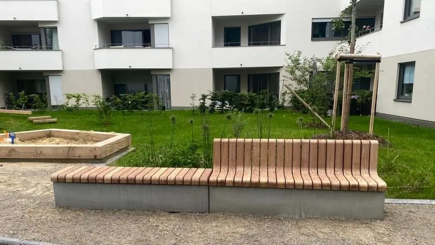 BV Memmingen GRID Elemente mit Holzauflage und Rückenlehne Fahrradständer Cubic Grijsen 6 Grijsen Stadtmobiliar