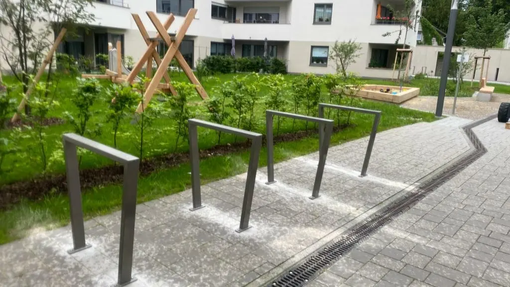 BV Memmingen GRID Elemente und Fahrradständer Cubic Grijsen 7 Grijsen Stadtmobiliar
