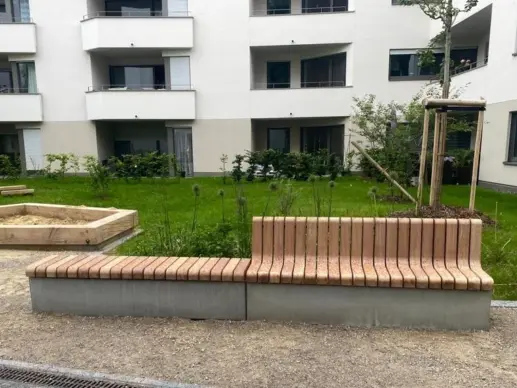 BV Memmingen GRID Elemente mit Holzauflage und Rückenlehne Fahrradständer Cubic Grijsen 6 Grijsen Stadtmobiliar