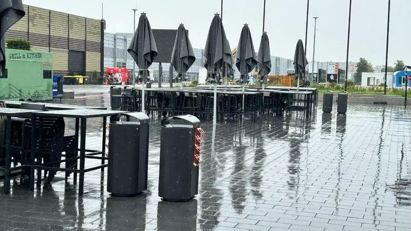 Messe Düsseldorf Außengastronomiebereich Abfalleimer Außenbereich Constructo 202 mit Pfandbügel 10 2024 3 Grijsen Stadtmobiliar