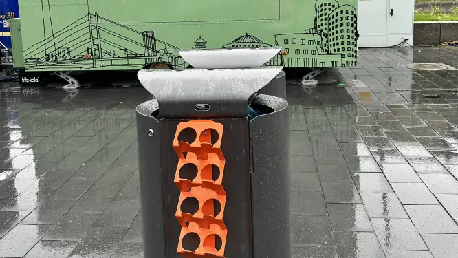 Abfallbehälter Außenbereich Aschenbecher in Haube und Pfandbügel Messe Düsseldorf Grijsen Stadtmobiliar
