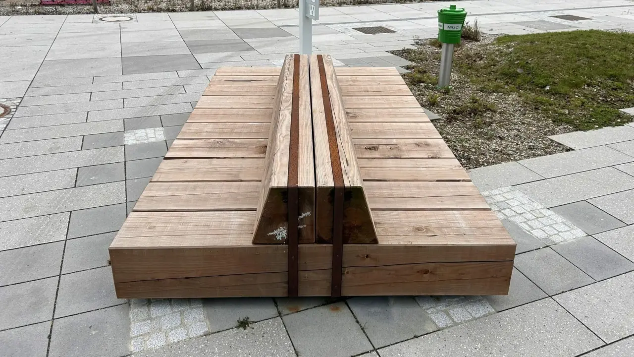 München Lab Campus Sondermodelle PURE 51 Podest Doppelbank Grijsen Stadtmobiliar