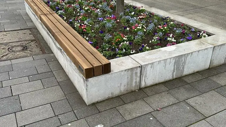 BV Osnabrück Johannisstr Bankauflagen Sitzauflagen behandelte Douglasie Plane 31 Grijsen Stadtmobiliar