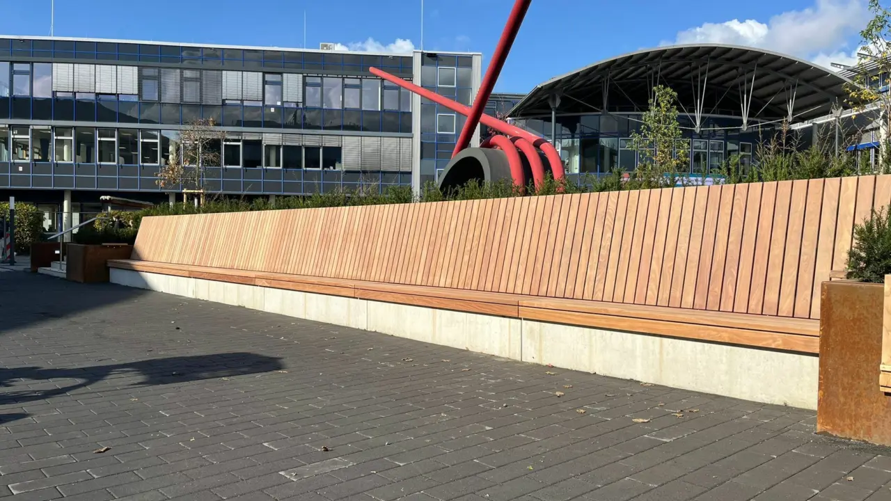 Maatwerk buitenbank bij Hogeschool in Sankt Augustin