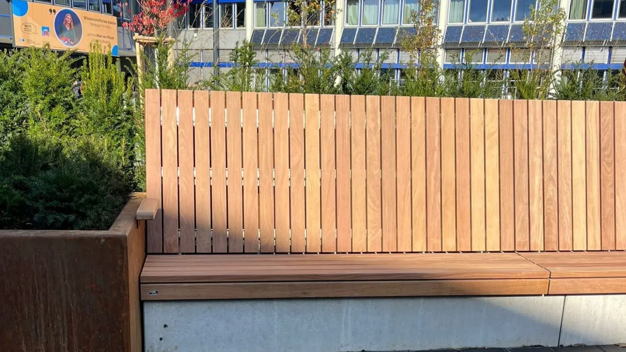 Maatwerk buitenbank bij Hogeschool in Sankt Augustin