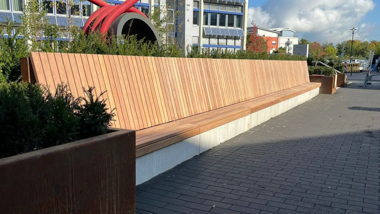 Maatwerk buitenbank bij Hogeschool in Sankt Augustin