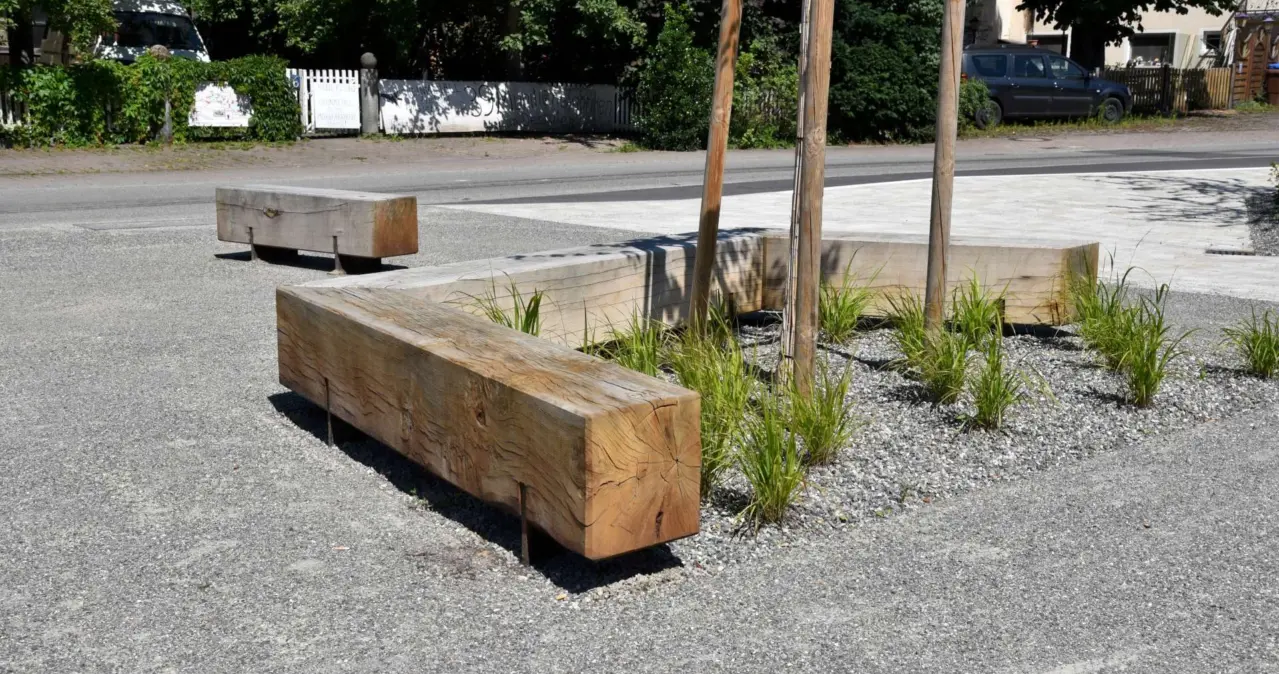 Baumbänke Pure Sondermodell Dorfplatz Stahringen Grijsen Stadtmobiliar