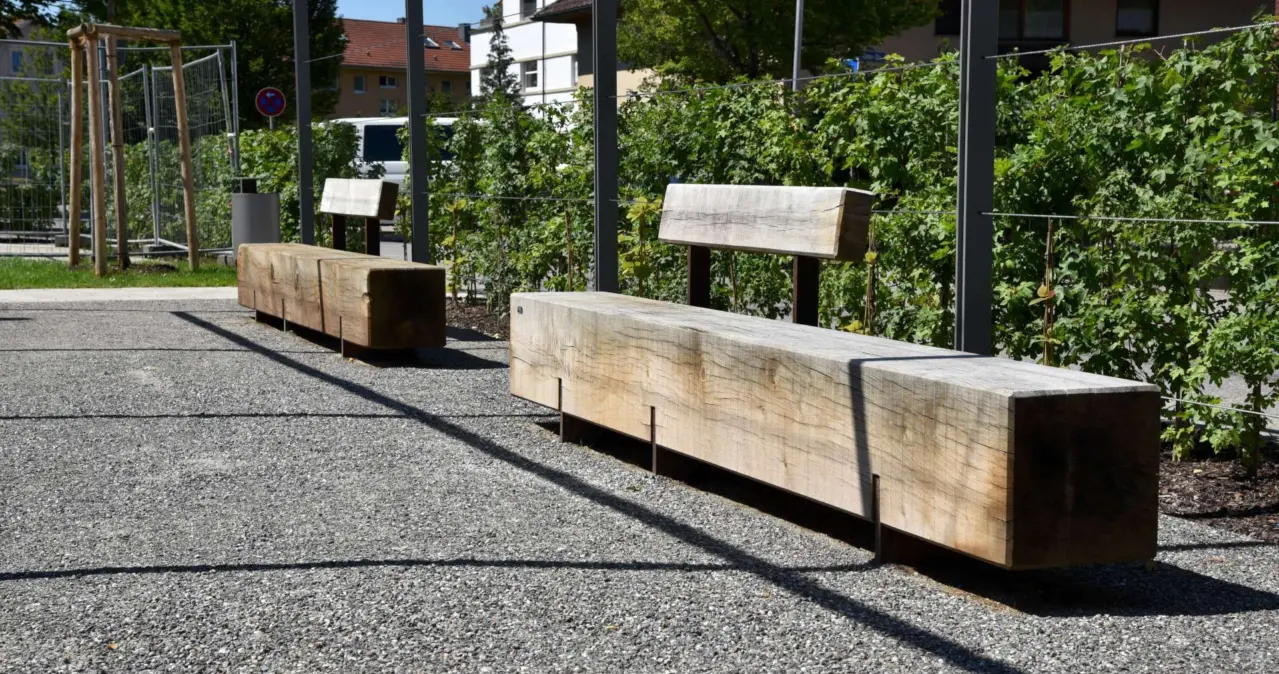 Parkbänke Pure Einzelsitz mit Rückenlehne (3000) Dorfplatz Stahringen Grijsen Stadtmobiliar