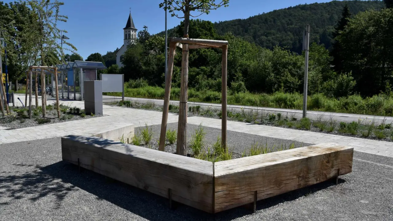 Baumbänke Pure Sondermodell Dorfplatz Stahringen Grijsen Stadtmobiliar