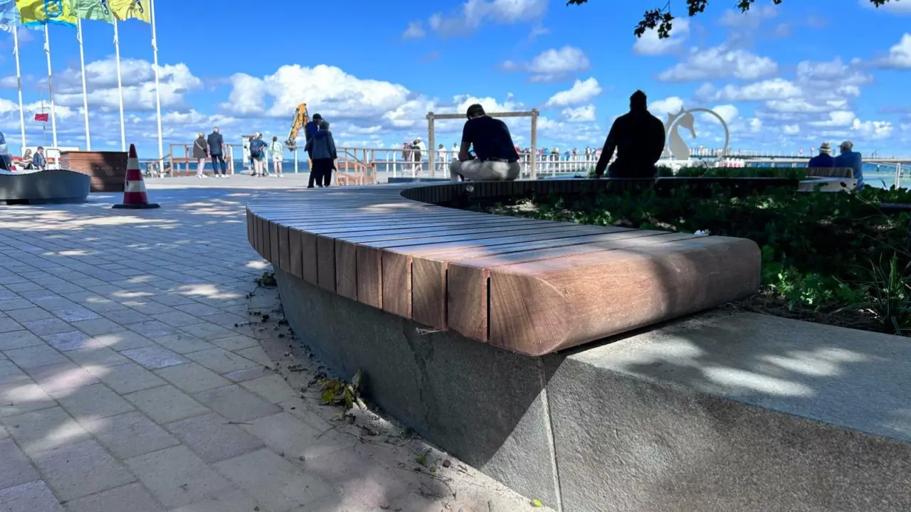 Timmendorf August Drehliegen Bankauflagen Holzauflage Sitzpodeste 7 Grijsen Stadtmobiliar
