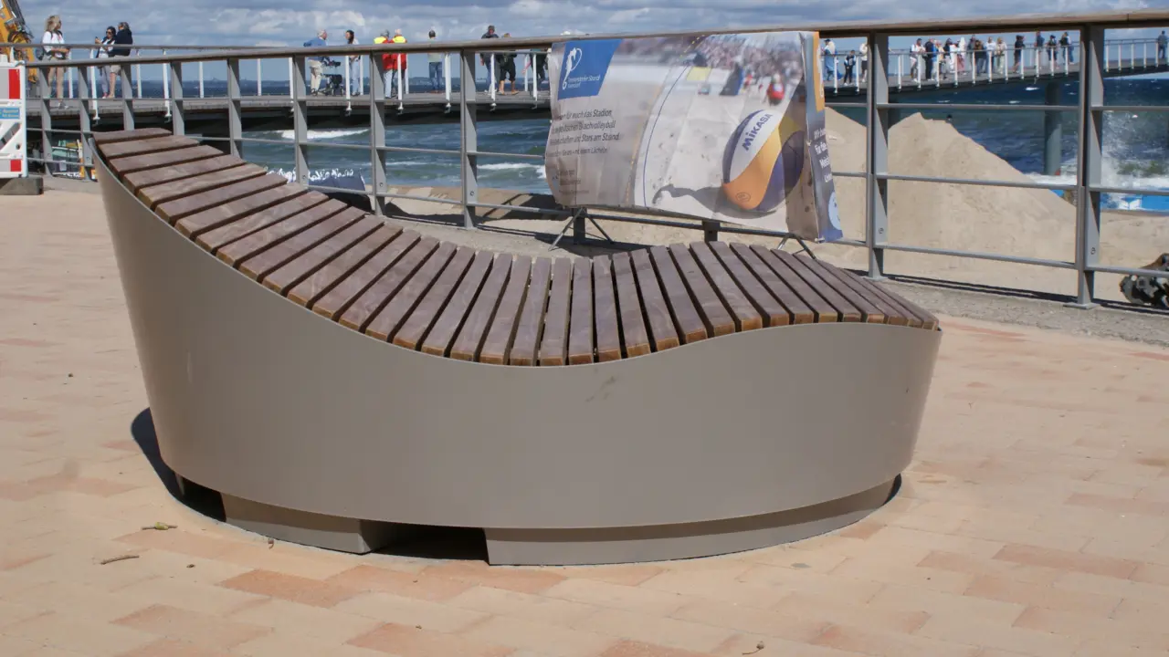 Timmendorfer Strand August 2025 Plane Bankauflagen Sondermodelle Sitzpodeste und Drehliegen 63 Grijsen Stadtmobiliar