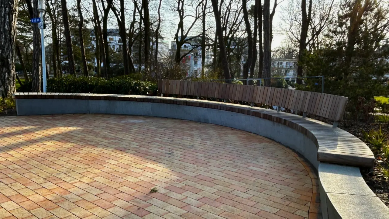Timmendorf März 2026 12 Bankauflage Holzauflage Grijsen Stadtmobiliar