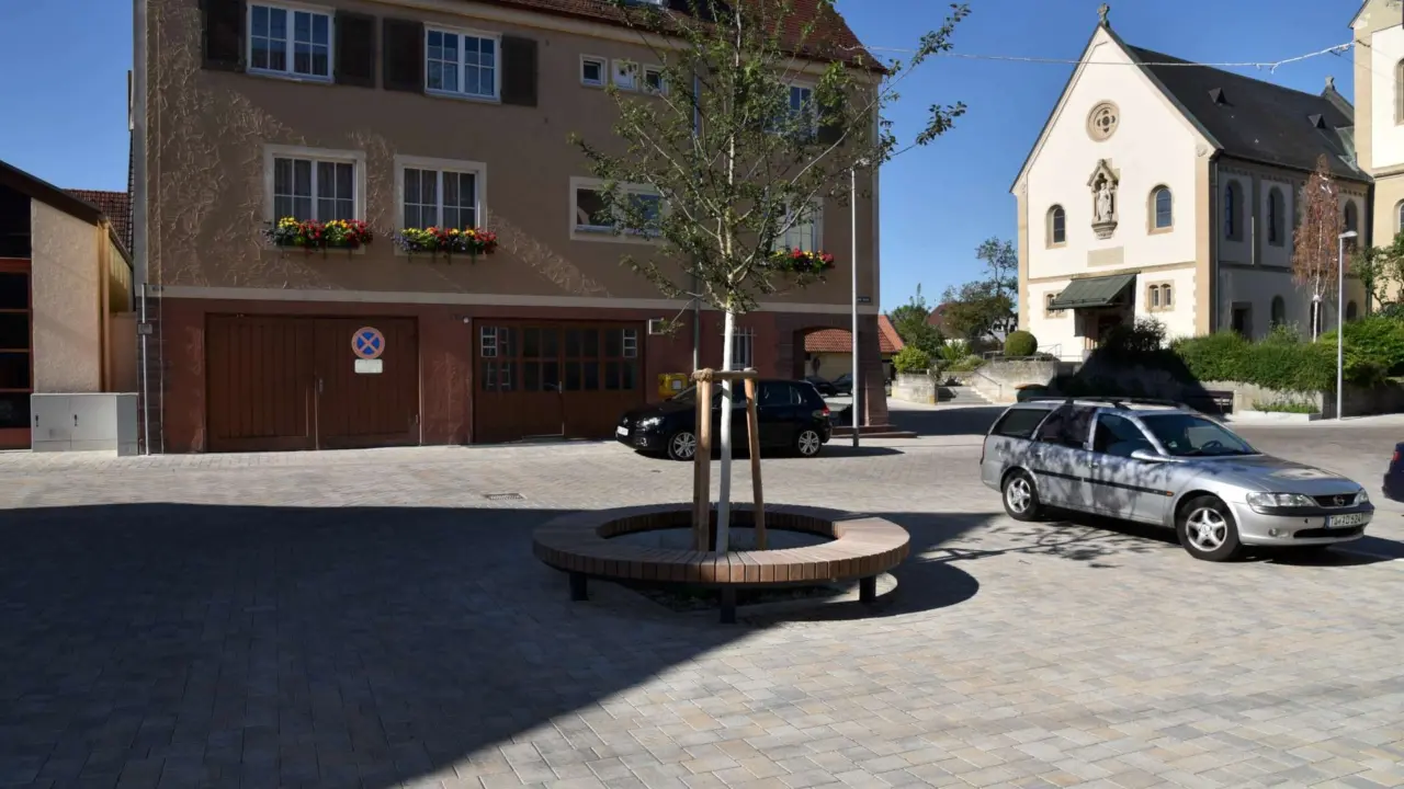 Tübingen Hagelloch Baumbank Plane 14 Rundbank Grijsen Stadtmobiliar