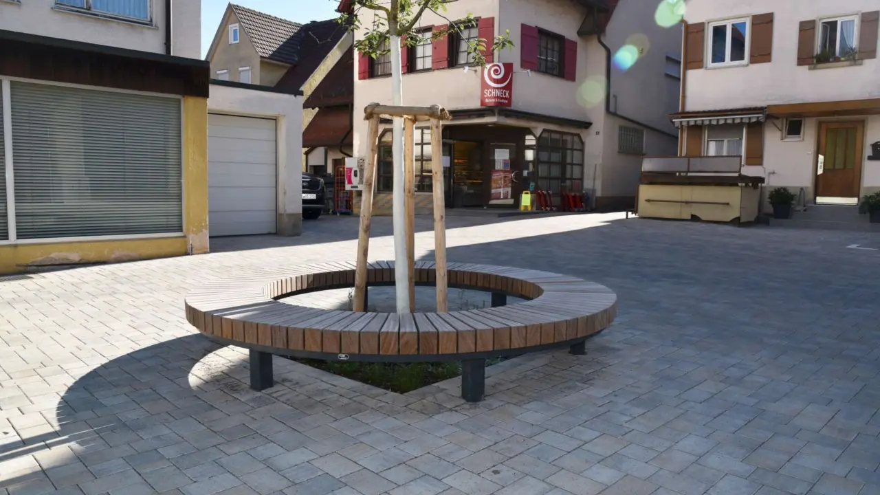 Tübingen Hagelloch Baumbank Plane 2 Rundbank Grijsen Stadtmobiliar