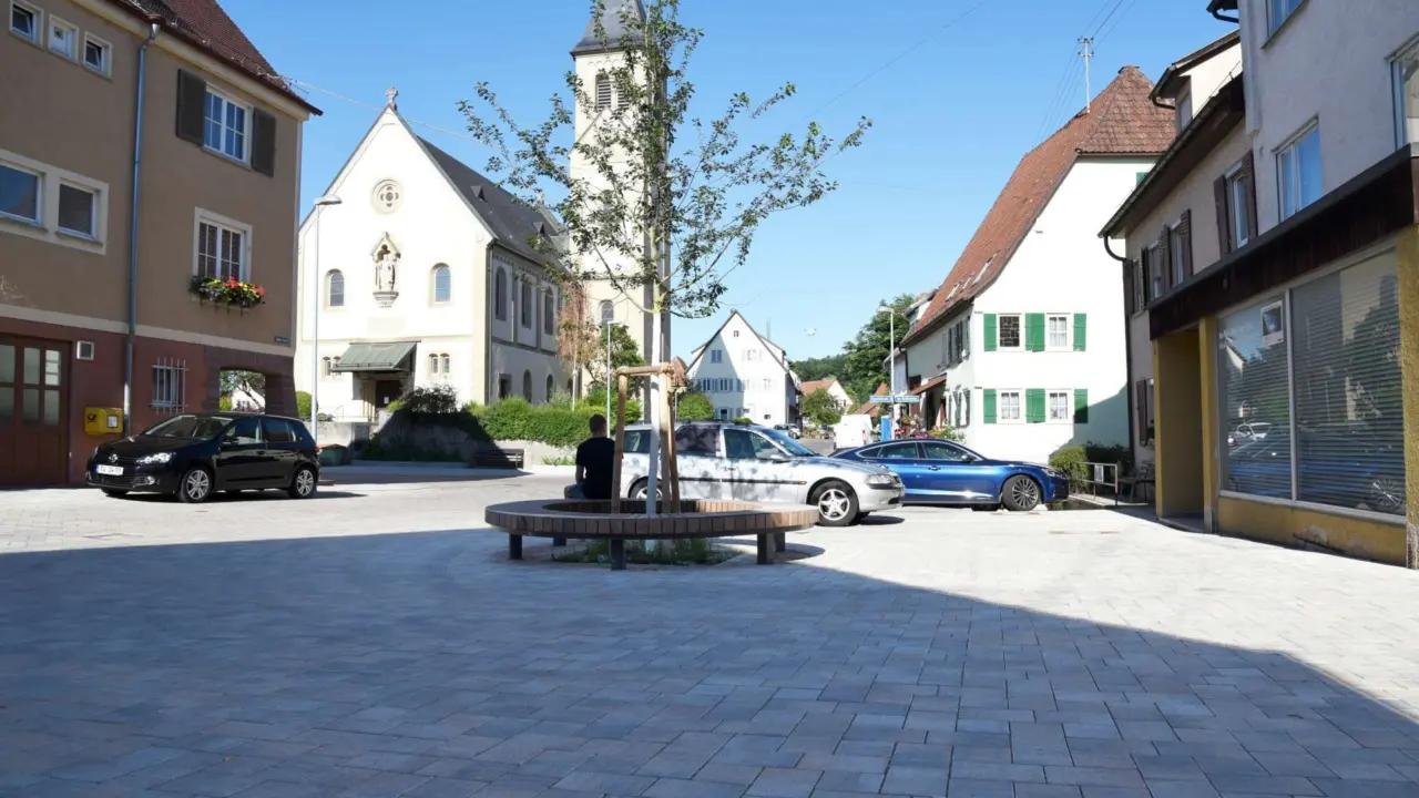 Tübingen Hagelloch Baumbank Plane 23 Rundbank Grijsen Stadtmobiliar