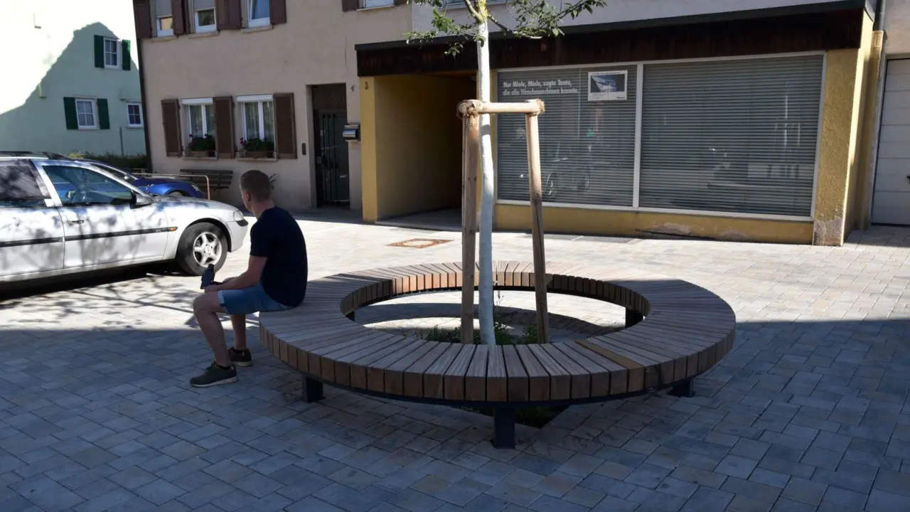 Tübingen Hagelloch Baumbank Plane 27 Rundbank Grijsen Stadtmobiliar