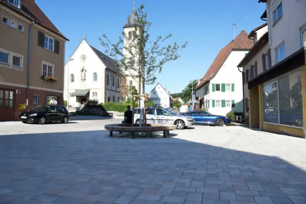 Tübingen Hagelloch Baumbank Plane 23 Rundbank Grijsen Stadtmobiliar