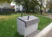 Viernheim Tivolipark Lounge Element zum Stehen Anlehnelement 58 Holzauflage Grijsen Stadtmobiliar