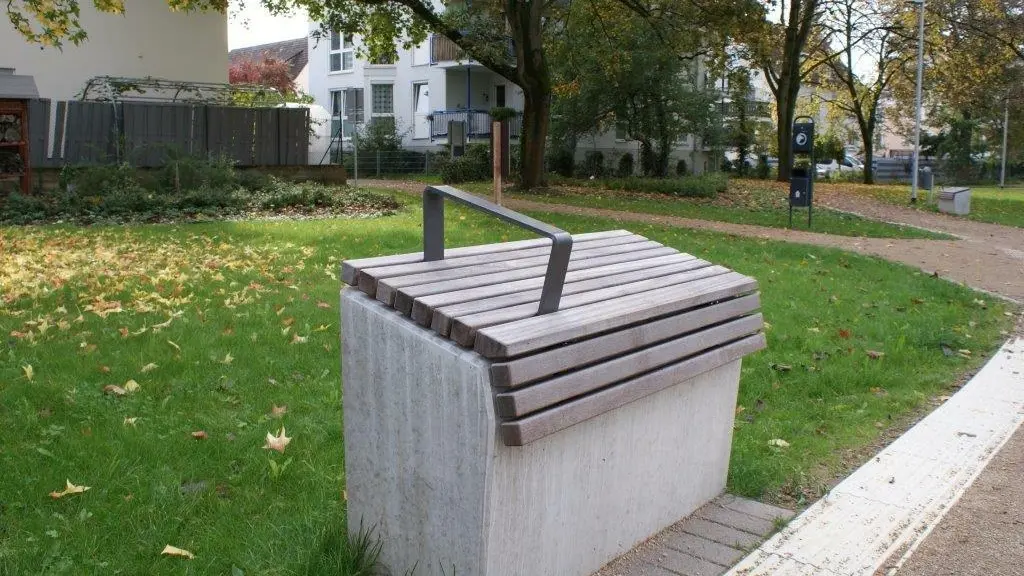 Viernheim Tivolipark Lounge Element zum Stehen Anlehnelement 58 Holzauflage Grijsen Stadtmobiliar