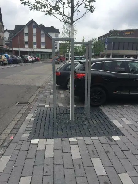 Voerde Rathausplatz Mai 2017 Prius Quadra Square Baumrost Grijsen Stadtmobiliar 64