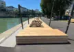 Wien Donaukanal Aspernbrücke Holzpodest mit Notaris Liegen Montage 23 25 06 2026 1