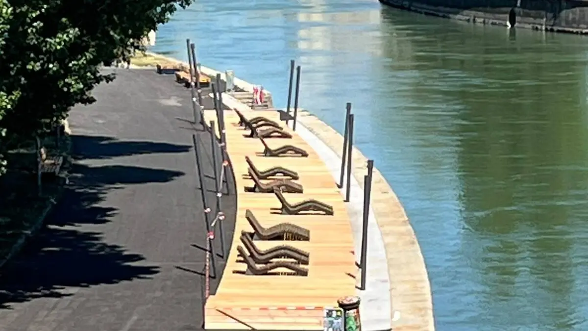 Wien Donaukanal Aspernbrücke Holzpodest mit Notaris Liegen Montage 23 25 06 2026 2