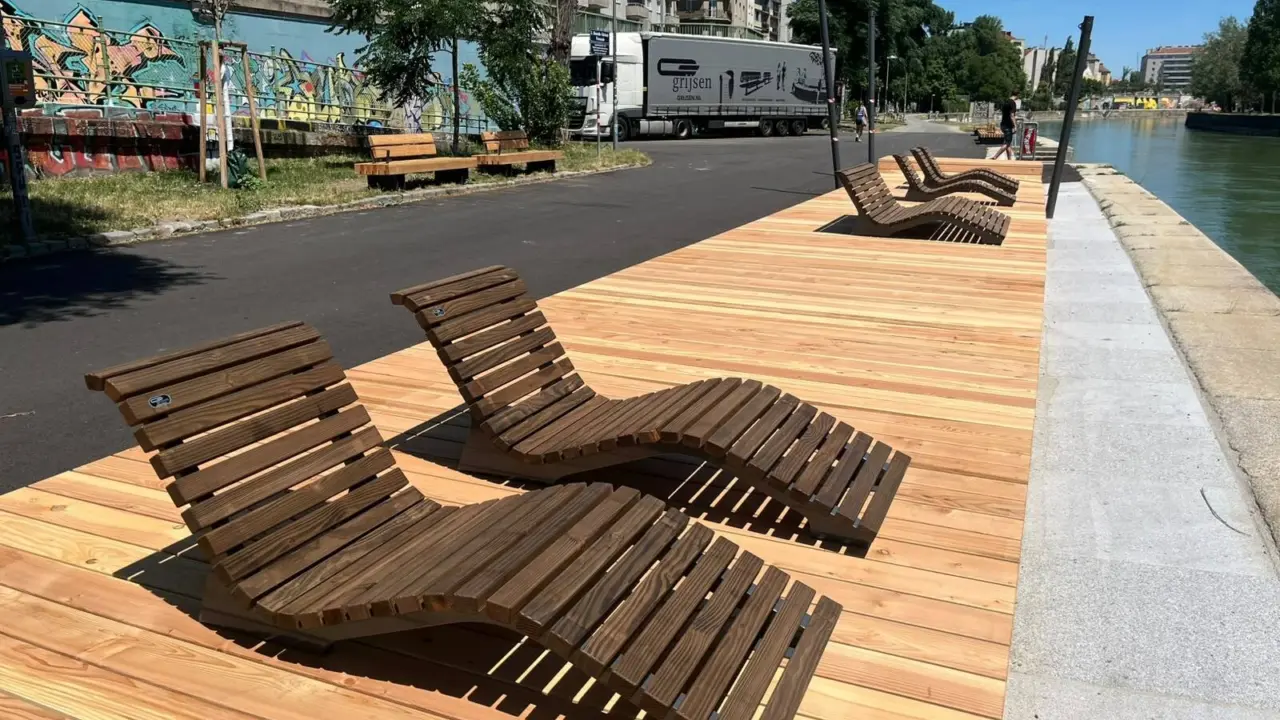 Wien Donaukanal Aspernbrücke Holzpodest mit Notaris Liegen Montage 23 25 06 2026 3