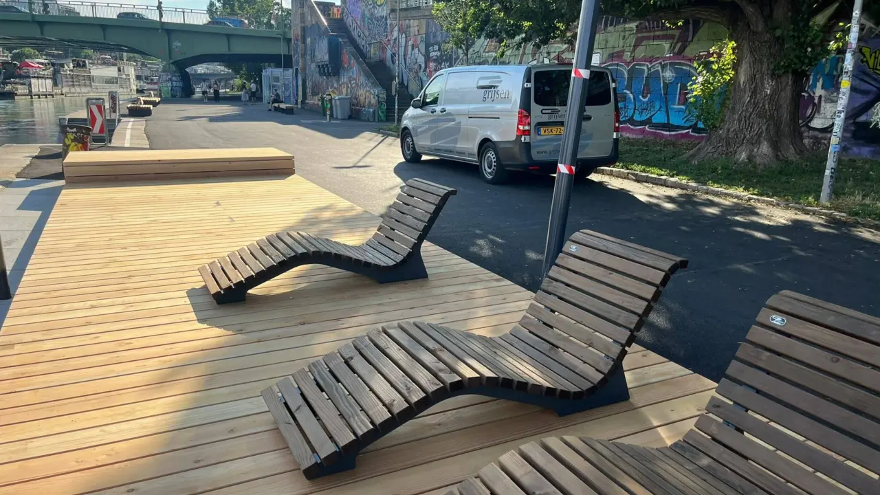 Wien Donaukanal Aspernbrücke Holzpodest mit Notaris Liegen Montage 23 25 06 2026