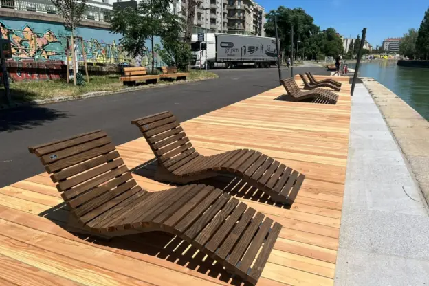 Wien Donaukanal Aspernbrücke Holzpodest mit Notaris Liegen Montage 23 25 06 2026 3
