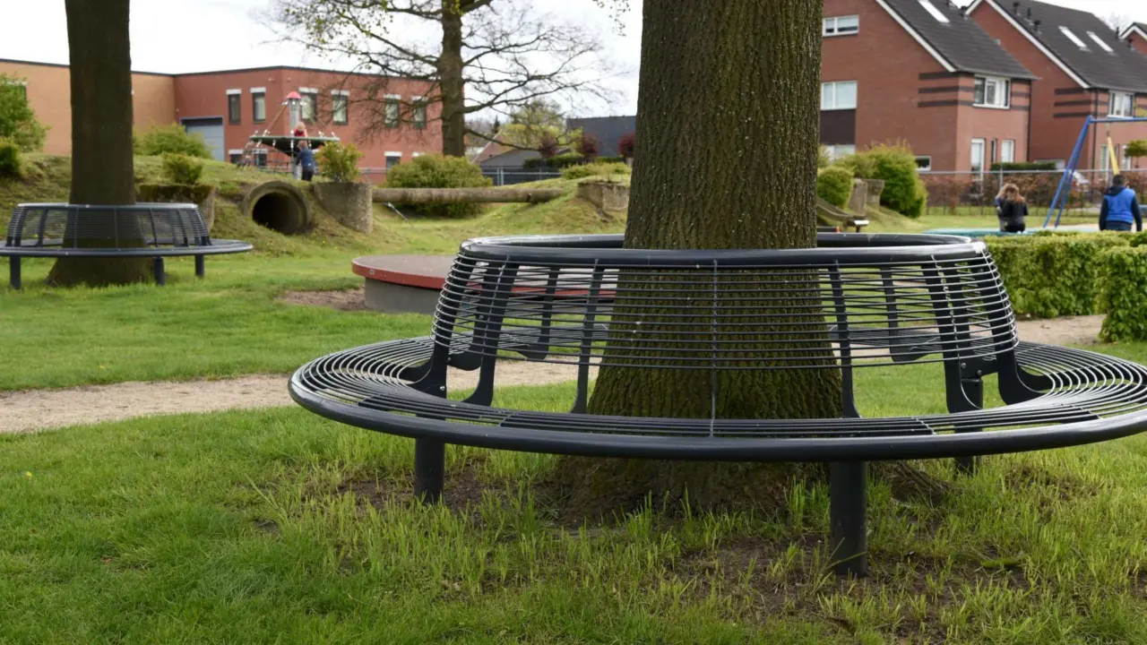 Baumbank Spielplatz Grijsen