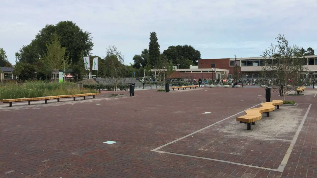 Slingerbank op schoolplein Clusius College in Alkmaar 1