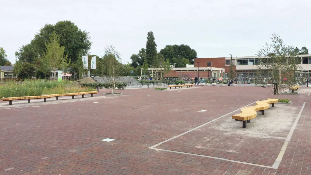 Slingerbank op schoolplein Clusius College in Alkmaar 2