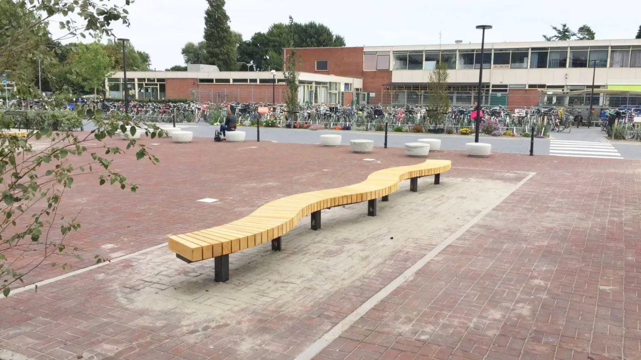 Slingerbank op schoolplein Clusius College in Alkmaar 3
