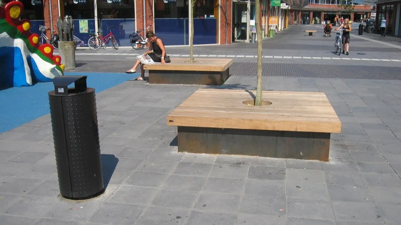 Europaboulevard in Alkmaar - Afvalbakken en boombank voor de openbare ruimte