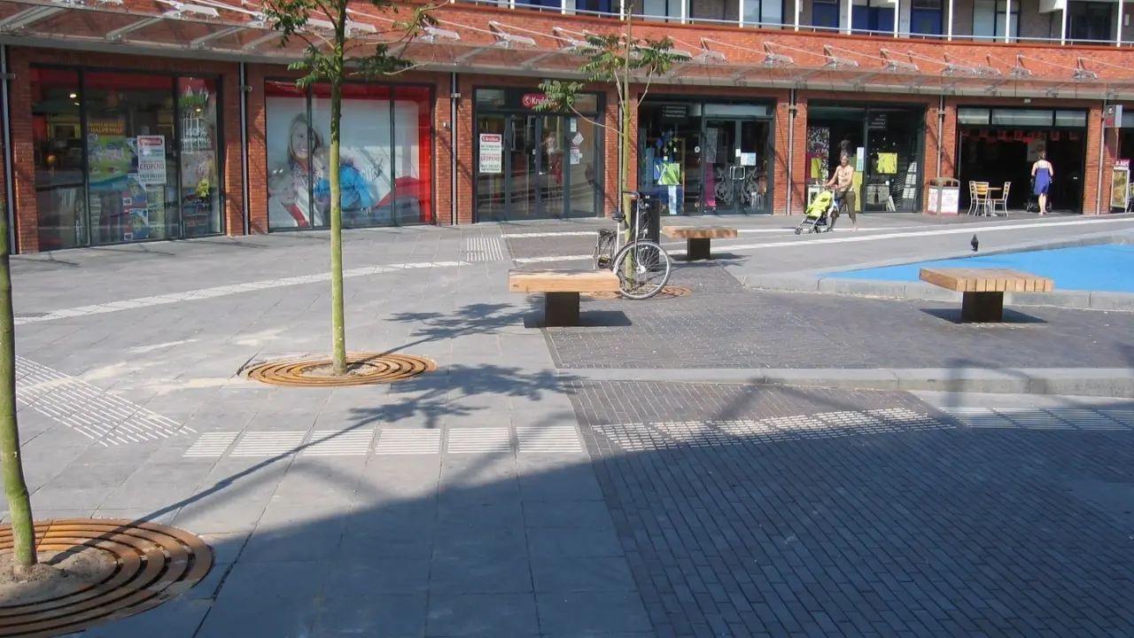 Europaboulevard in Alkmaar - Boomroosters en buitenbanken voor de openbare ruimte 1