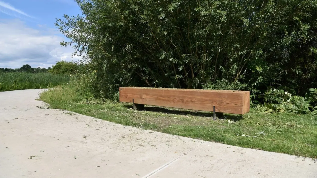 Almere Kromslootpark - Pure enkelzits buitenbank voor de openbare ruimte 4