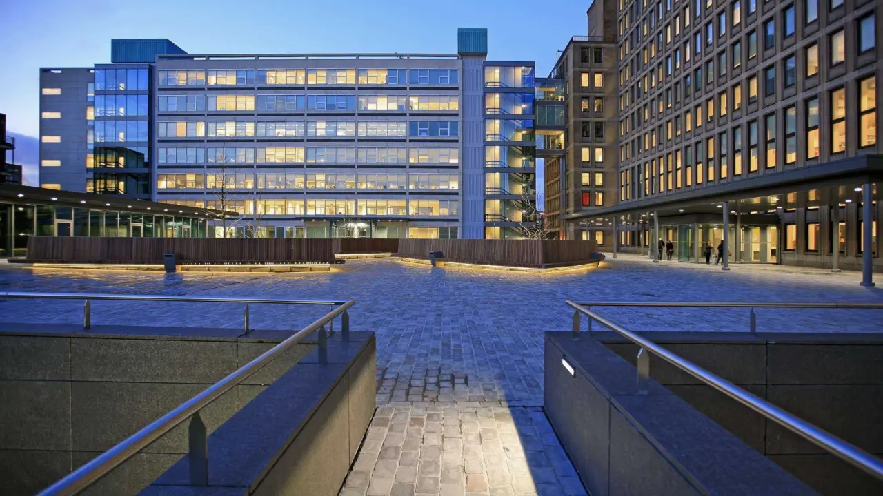 Amsterdam Kohnstammhof maatwerk straatmeubilair buitenbank 6