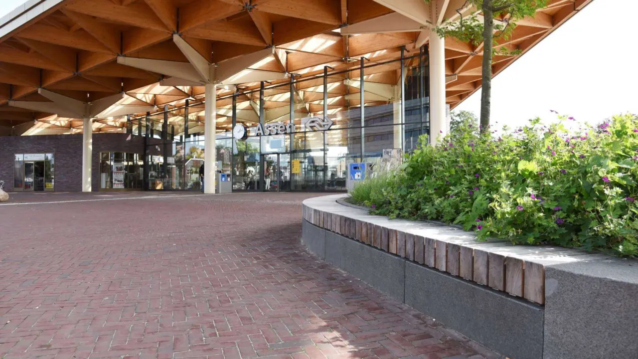 Train station Assen seating and greenery street furniture Grijsen 2