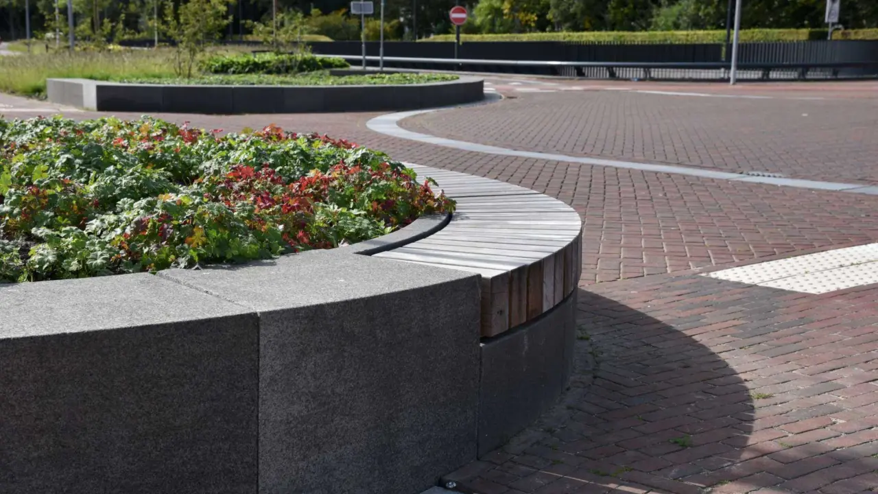 Train station Assen seating and greenery street furniture Grijsen 2