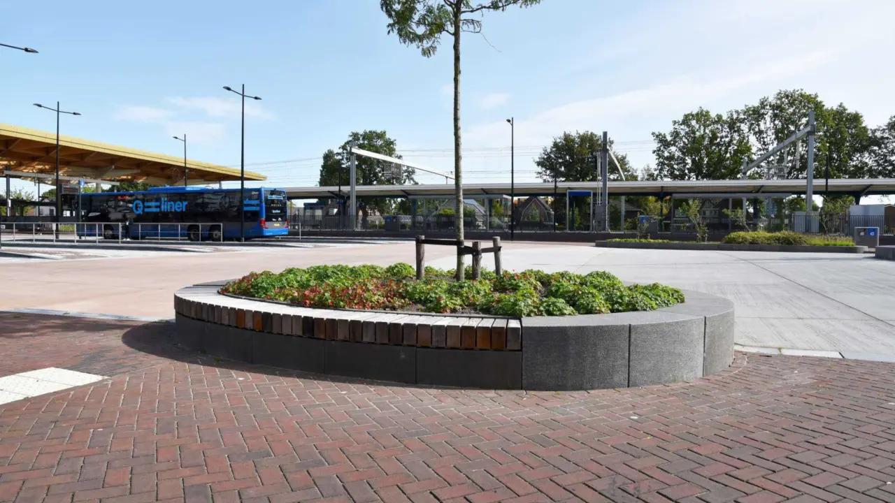 Train station Assen seating and greenery street furniture Grijsen 2