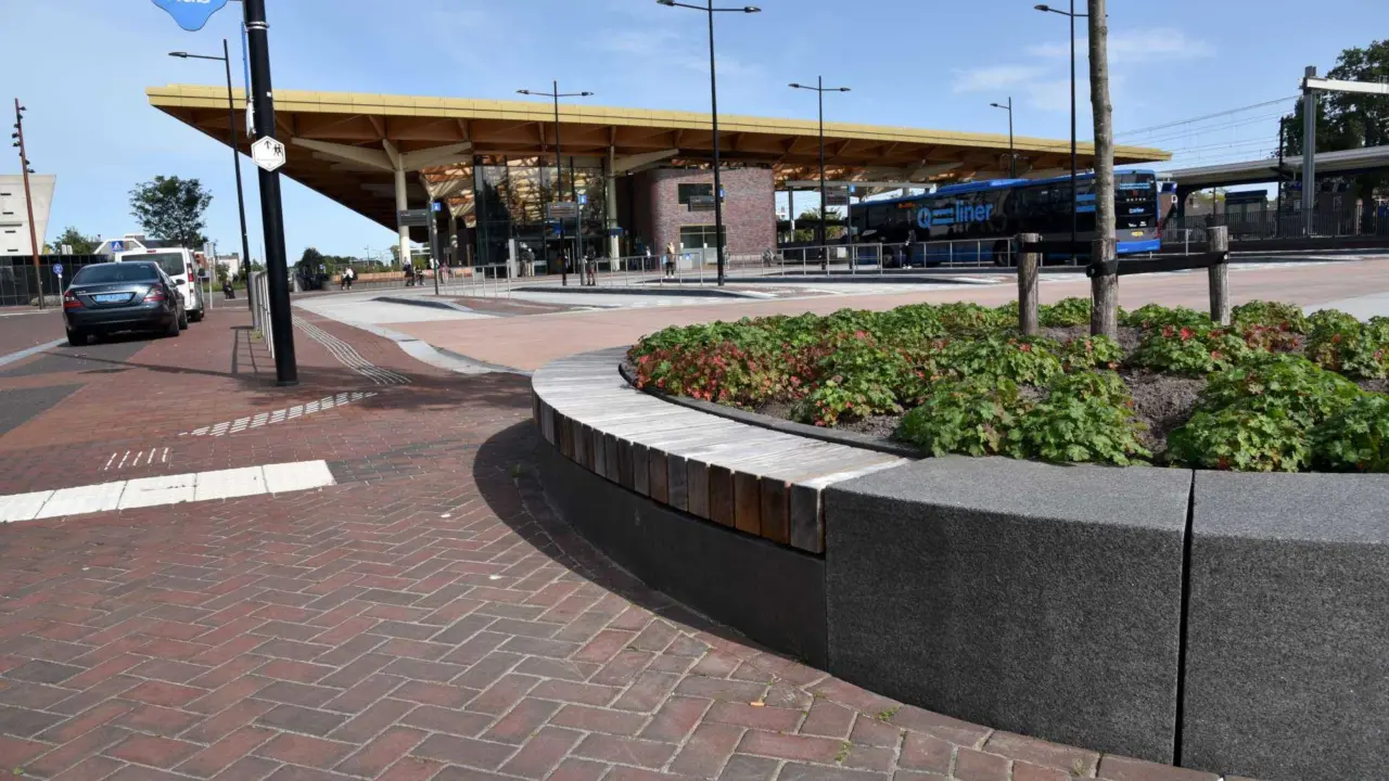 Train station Assen seating and greenery street furniture Grijsen 2
