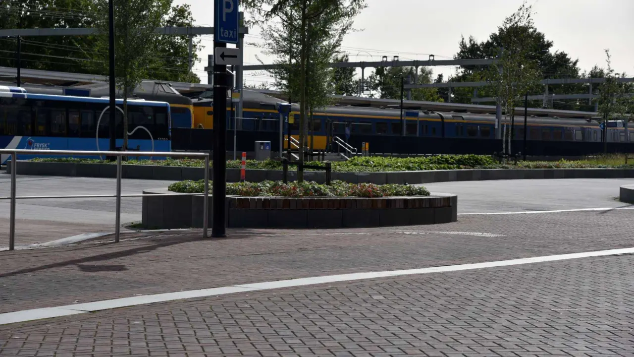 Train station Assen seating and greenery street furniture Grijsen 2