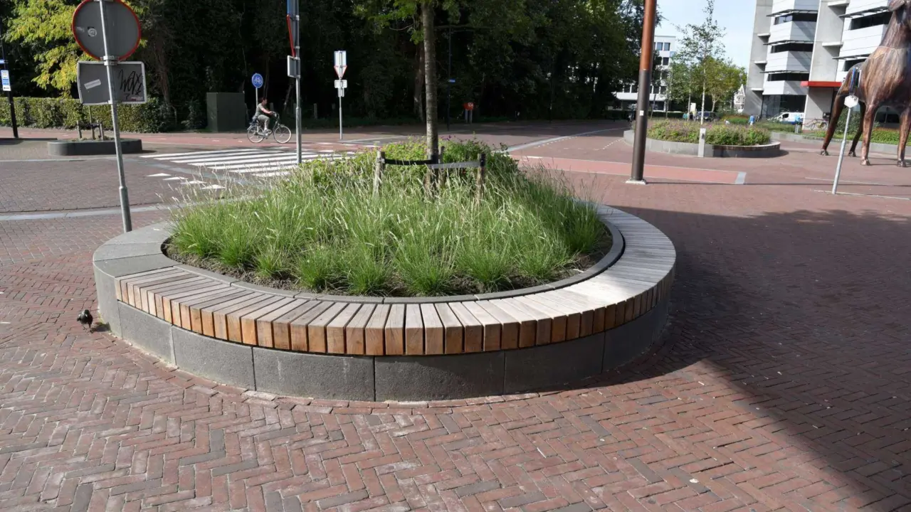 Train station Assen seating and greenery street furniture Grijsen 2