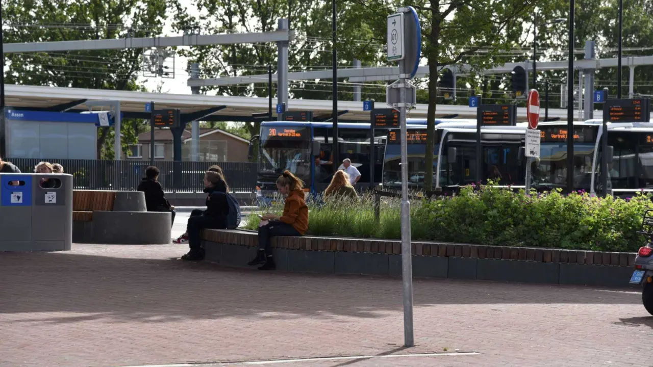 Train station Assen seating and greenery street furniture Grijsen 2
