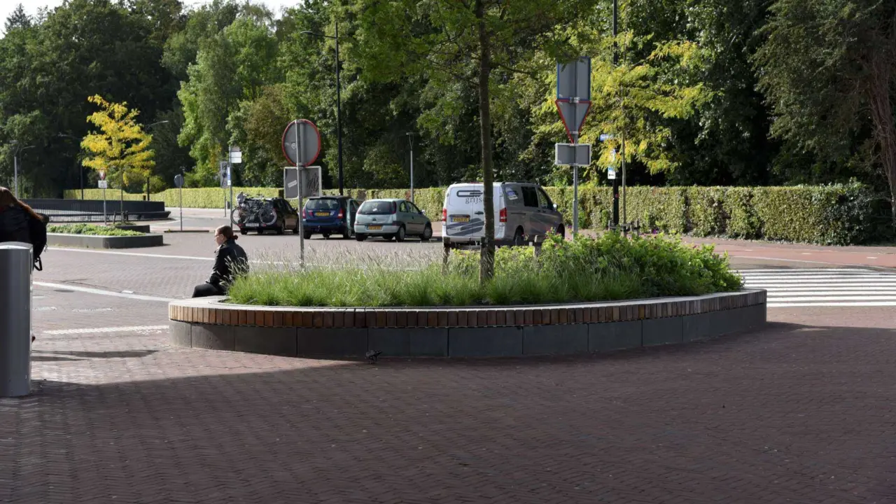Train station Assen seating and greenery street furniture Grijsen 2
