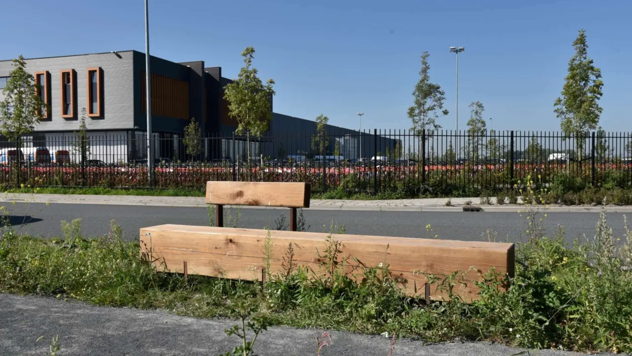 Buitenbank van cortenstaal en douglashout - Pure Eco enkelzits